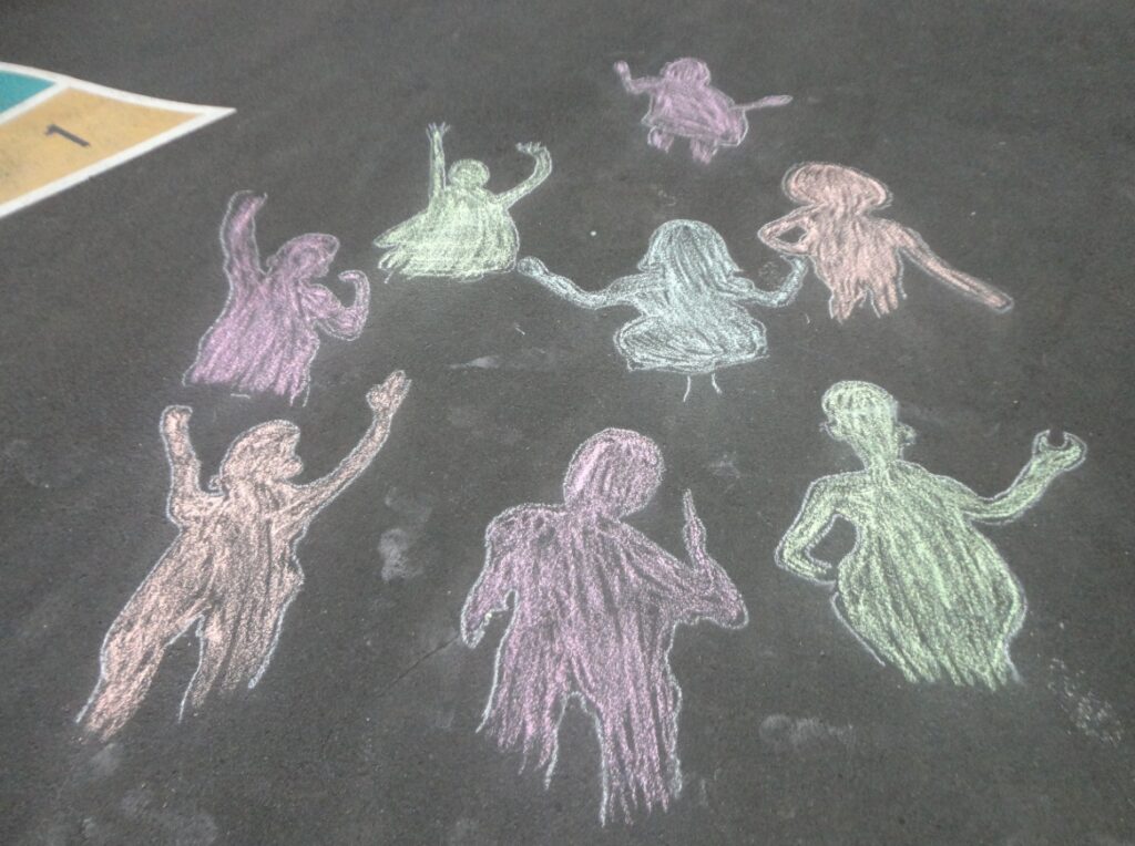 Kirikou et les arts plastiques avec un land art en maternelle.