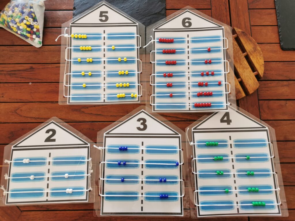 En maternelle, pour les mathématiques des ateliers, décomposition, addition, soustraction.